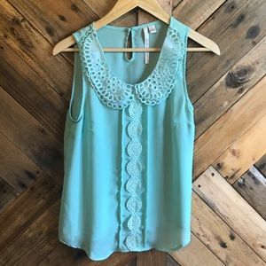 LC sleeveless top